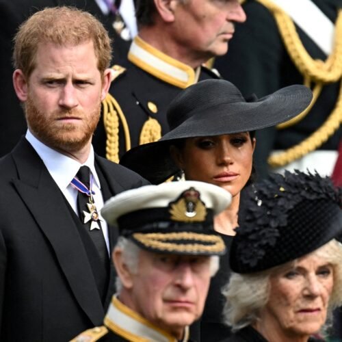 Carlos III reconfirma que Enrique de Inglaterra y Meghan Markle seguirán fuera de la familia real pese a su regreso al Reino Unido