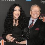 Muere Bob Mackie, el diseñador que convirtió a Cher en reina del glamour setentero