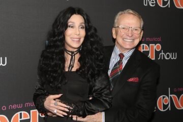 Muere Bob Mackie, el diseñador que convirtió a Cher en reina del glamour setentero