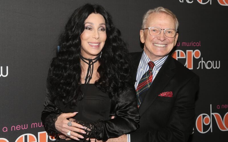 Muere Bob Mackie, el diseñador que convirtió a Cher en reina del glamour setentero