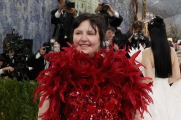 Lena Dunham desvela que ha tenido una hija por vientre de alquiler: “Impotente e incapaz de sentir los cambios físicos, empecé a comprar ropa de bebé”
