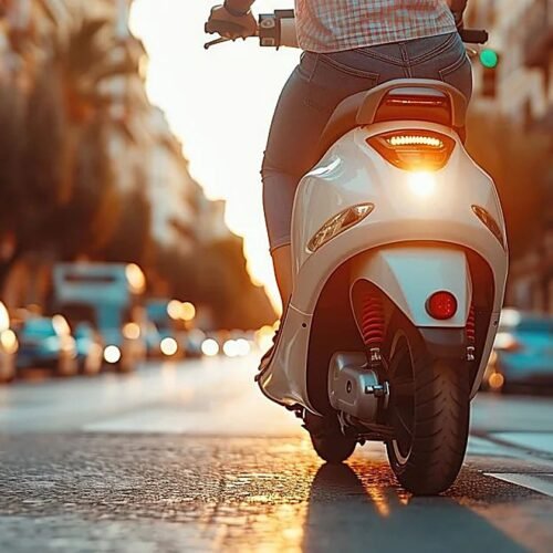 ¿Te mueves en moto? Te queda menos de un mes para ponerte al día con los cambios de la DGT
