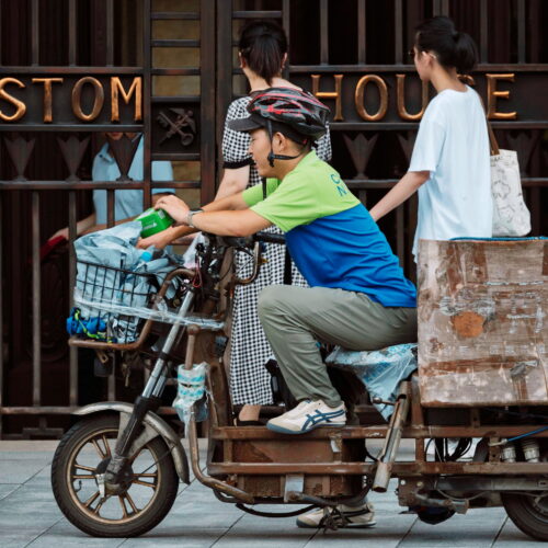 De la fábrica a los algoritmos: los trabajadores que narran y venden la transformación económica en China