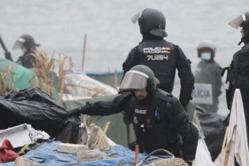 La Policía Nacional inicia el desalojo del asentamiento de la playa del Trampolín en Ceuta