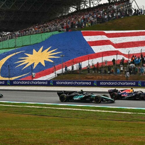 Soberbio triunfo de Verstappen en Sepang tras el esperpento; gran Alonso, 8.º