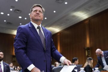 Trump nombra a Jay Clayton, jefe de espías, para el cargo de zar de la IA