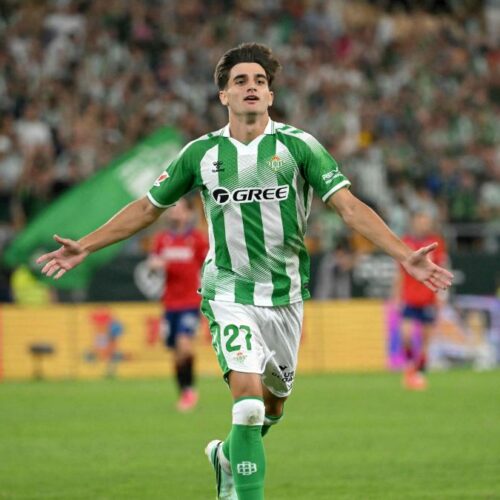 El hijo del torero Morante de la Puebla cierra la goleada del Betis, que sigue tercero, a Osasuna