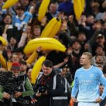 La curiosa historia detrás de los plátanos inflables que los aficionados del Manchester City llevaron a Anfield