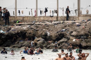 Un mando de la Guardia Civil dice que dejó abierta la frontera en Ceuta para evitar muertes