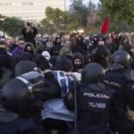 Cargas policiales, tensión y al menos un herido en el acto de Vito Quiles en Zaragoza