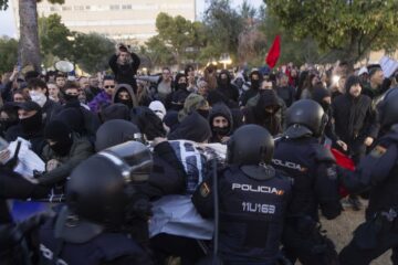 Cargas policiales, tensión y al menos un herido en el acto de Vito Quiles en Zaragoza