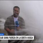 Susto en directo al impactar una ola gigante contra un reportero de ETB2 durante un temporal en Ondarroa