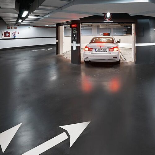 ¿Sabías lo que es un ascensor para coches? Descubre quién puede montarlo, qué revisiones hay que pasar ó cuánto puede cargar